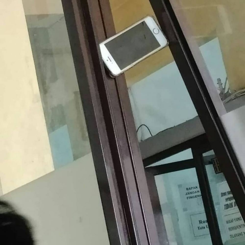 benda jadi ganjal jendela kocak © berbagai sumber