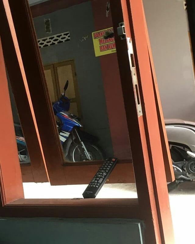 benda jadi ganjal jendela kocak © berbagai sumber