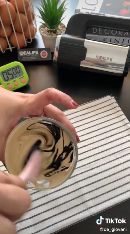 5 Trik agar motif bolu tidak tenggelam dan pecah saat dioven