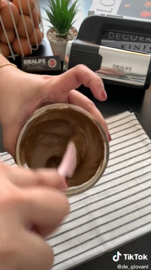 5 Trik agar motif bolu tidak tenggelam dan pecah saat dioven