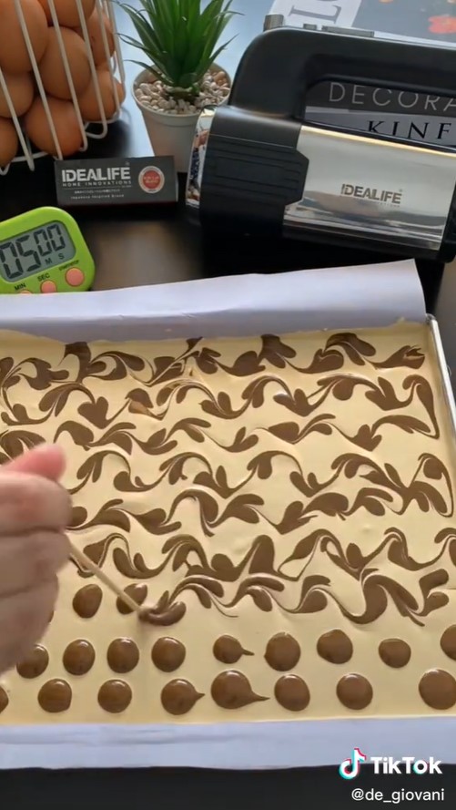 5 Trik agar motif bolu tidak tenggelam dan pecah saat dioven