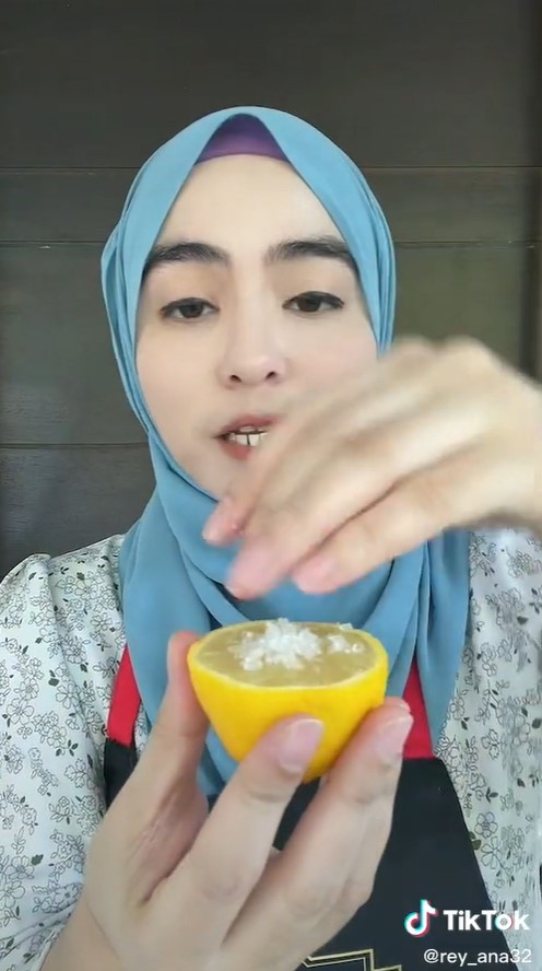 Trik simpan irisan lemon agar tak kering di kulkas, bisa pakai 1 bahan