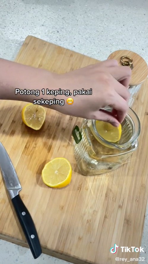 Trik simpan irisan lemon agar tak kering di kulkas, bisa pakai 1 bahan