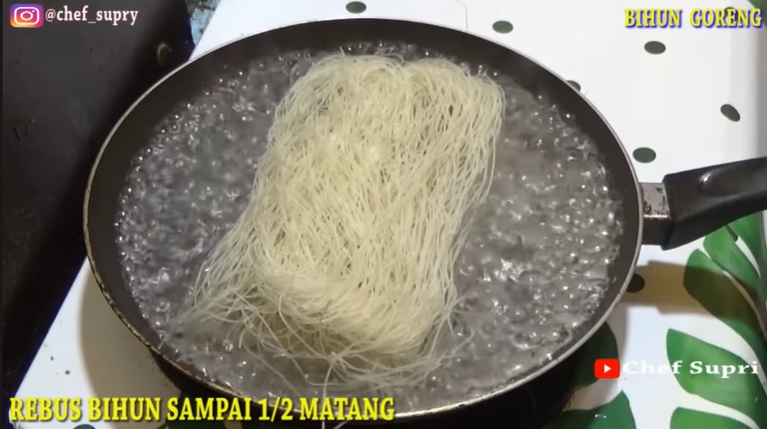 Trik masak bihun beras goreng agar tidak mudah patah dan menggumpal