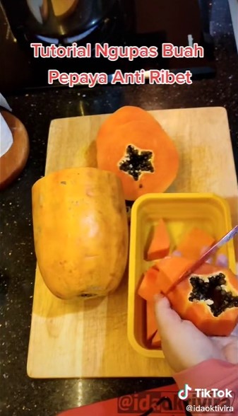Trik memotong buah pepaya agar lebih mudah dan rapi
