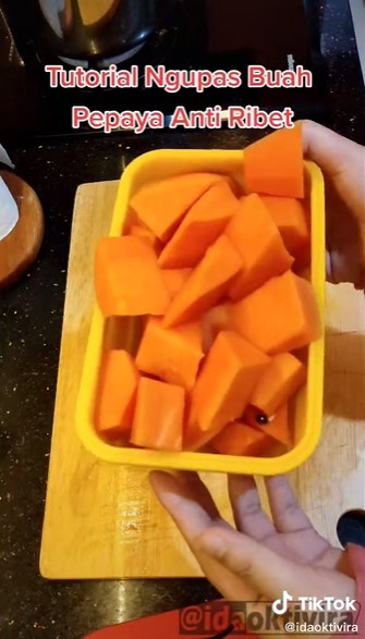 Trik memotong buah pepaya agar lebih mudah dan rapi