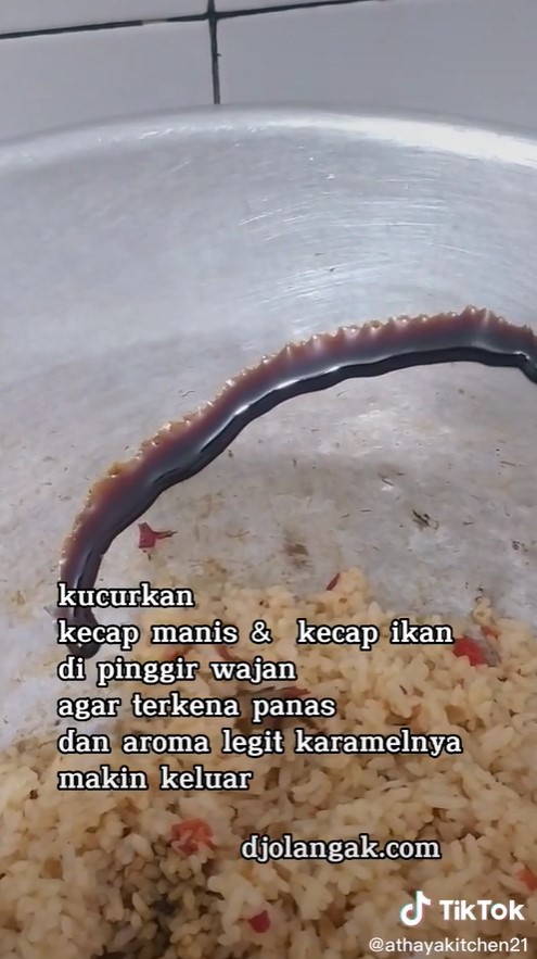 Trik tuang kecap di nasi goreng biar selezat buatan pedagang kaki lima