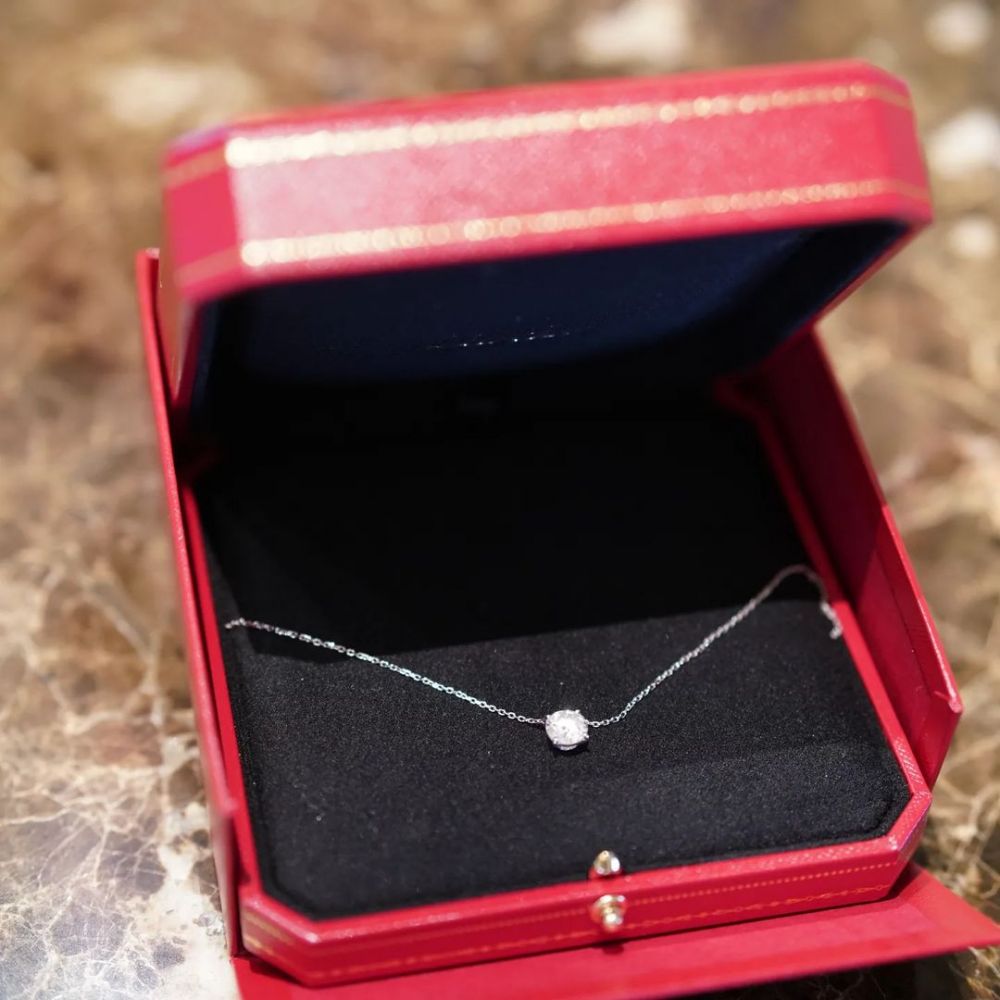 Sisca dan Jess lakukan tradisi Tingjing © 2022 Instagram Sisca dan Jess lakukan tradisi Tingjing © 2022 Instagram