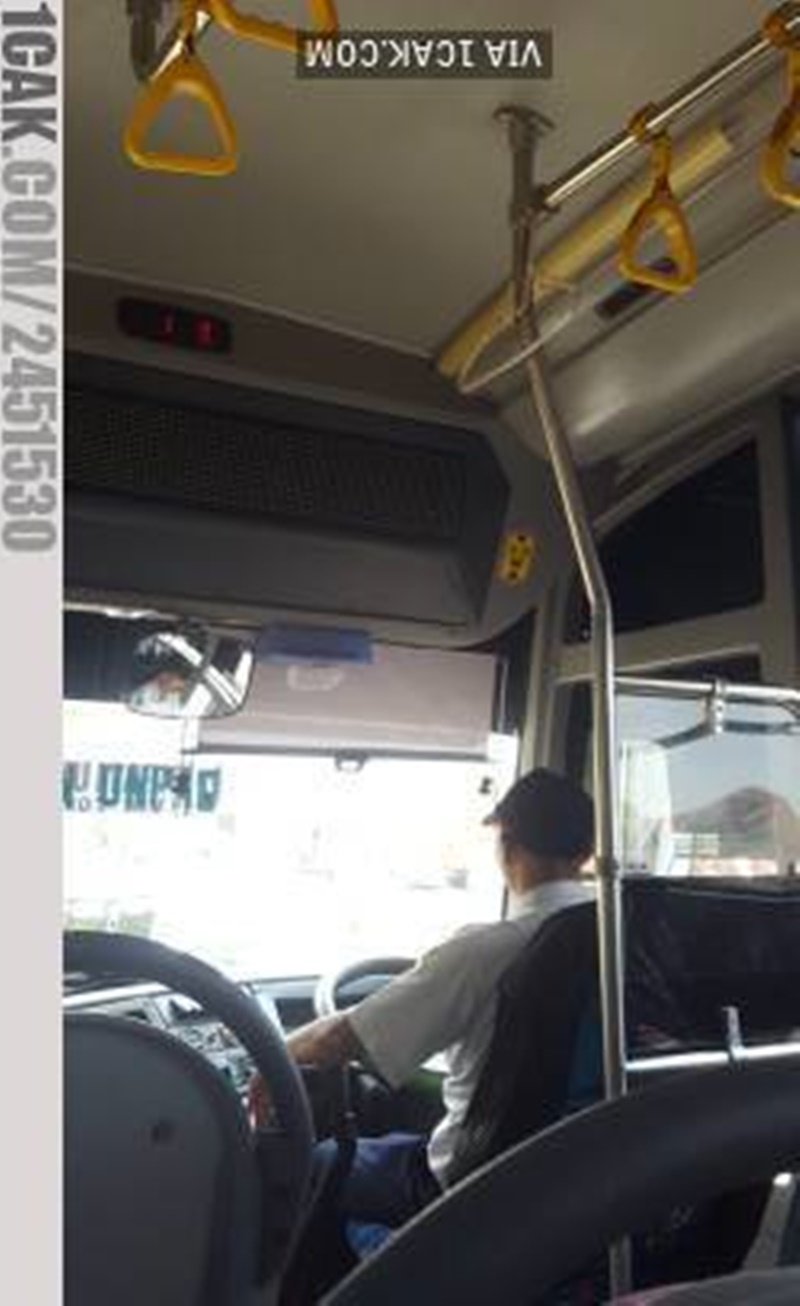 manfaatin hanger pakaian nyeleneh pol © berbagai sumber