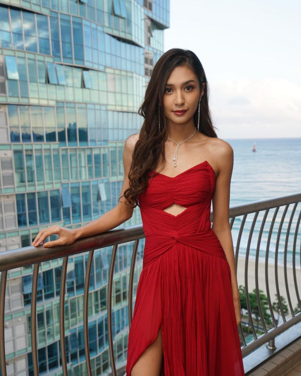 detail penampilan Mikha Tambayong di BIFF 2022 © berbagai sumber