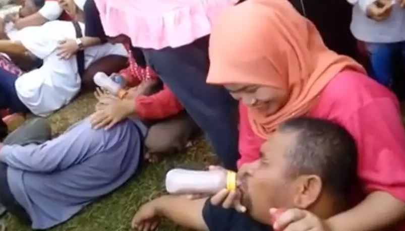 Potret kocak saat minum susu Berbagai sumber