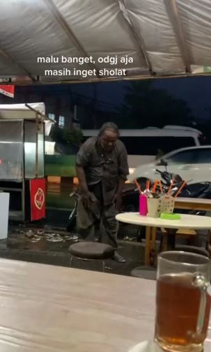 ODGJ ini langsung salat usai dengar azan TikTok ODGJ ini langsung salat usai dengar azan TikTok