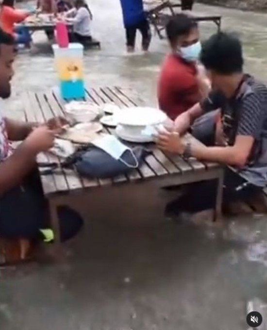 Potret warung di tempat nggak biasa © berbagai sumber