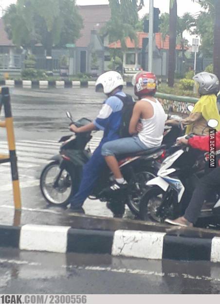 Momen apes pemotor saat musim hujan © berbagai sumber Momen apes pemotor saat musim hujan © berbagai sumber