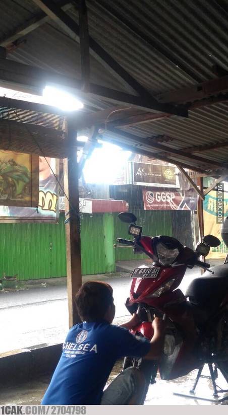 Momen apes pemotor saat musim hujan © berbagai sumber Momen apes pemotor saat musim hujan © berbagai sumber