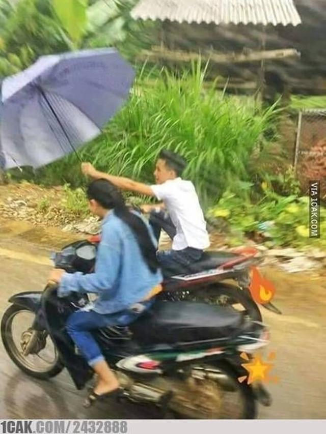 Momen apes pemotor saat musim hujan © berbagai sumber Momen apes pemotor saat musim hujan © berbagai sumber