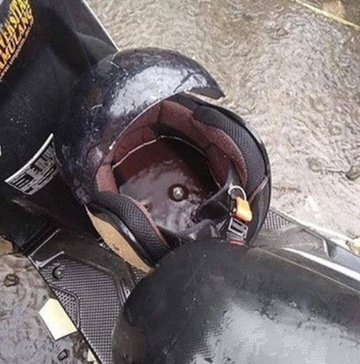 Momen apes pemotor saat musim hujan © berbagai sumber Momen apes pemotor saat musim hujan © berbagai sumber