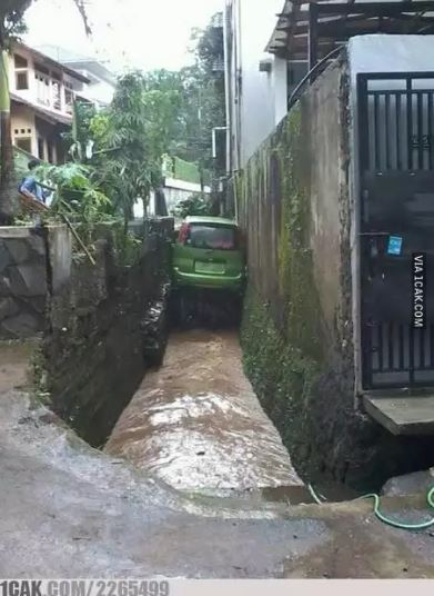 mobil terjebak © berbagai sumber