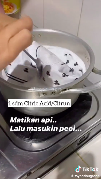 Trik bersihkan noda kuning di pakaian putih, kinclong seperti baru