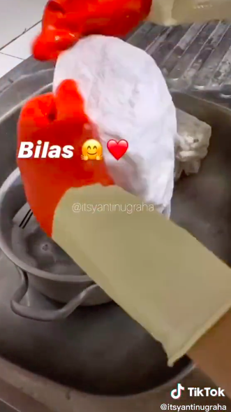Trik bersihkan noda kuning di pakaian putih, kinclong seperti baru