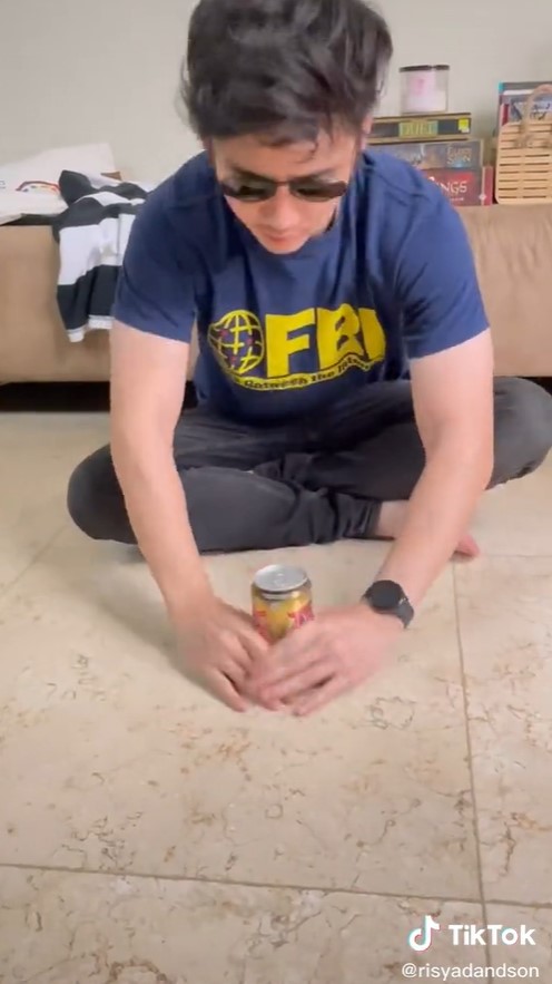 Cara aman membuka kaleng soda yang sudah terkocok, dijamin antitumpah