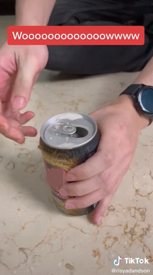 Cara aman membuka kaleng soda yang sudah terkocok, dijamin antitumpah