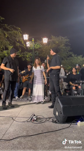 Anji nyanyi bareng kembaran Berbagai sumber Anji nyanyi bareng kembaran Berbagai sumber