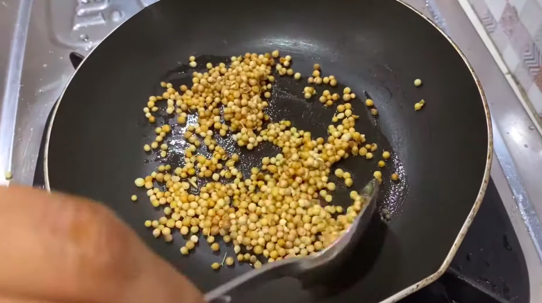 5 Cara bikin serundeng kelapa, renyah, gurih, dan awet sampai 3 bulan