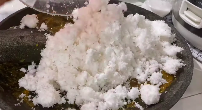 5 Cara bikin serundeng kelapa, renyah, gurih, dan awet sampai 3 bulan