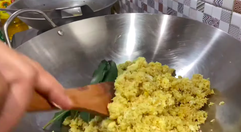 5 Cara bikin serundeng kelapa, renyah, gurih, dan awet sampai 3 bulan