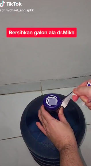 Cara mudah bersihkan galon sebelum dituang ke dispenser, kian higienis