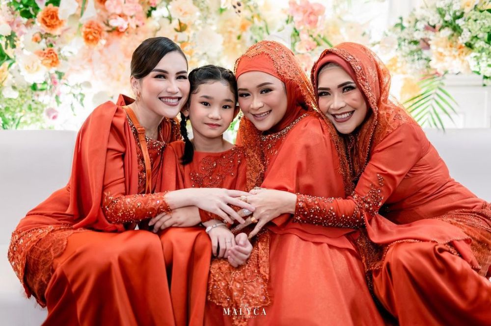 9 Pesona Ayu Ting Ting di tasyakuran 7 bulan adiknya, tampil menawan