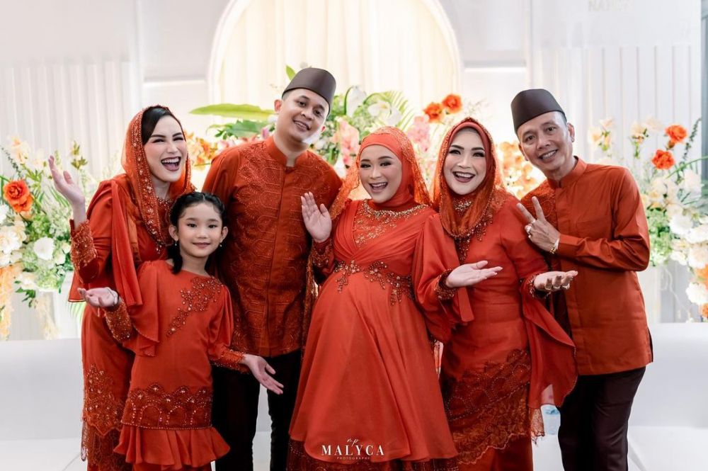 9 Pesona Ayu Ting Ting di tasyakuran 7 bulan adiknya, tampil menawan