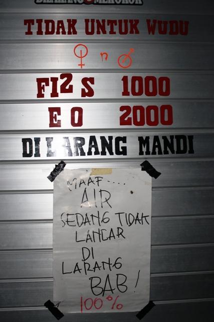 peraturan nyeleneh tarif di toilet © berbagai sumber