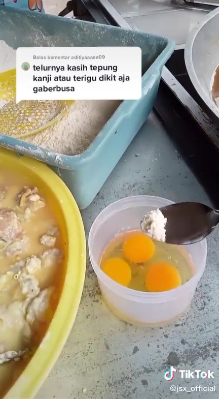 Tak pakai ribet,  ini trik menggoreng telur agar minyak tidak berbusa