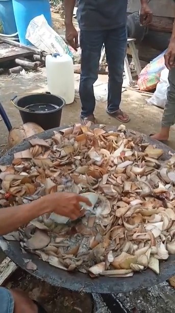 Cara mencuci piring saat hajatan ini kreatif abis, cepat tanpa digosok