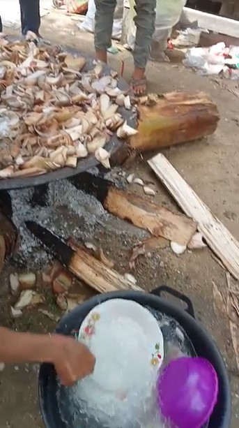 Cara mencuci piring saat hajatan ini kreatif abis, cepat tanpa digosok