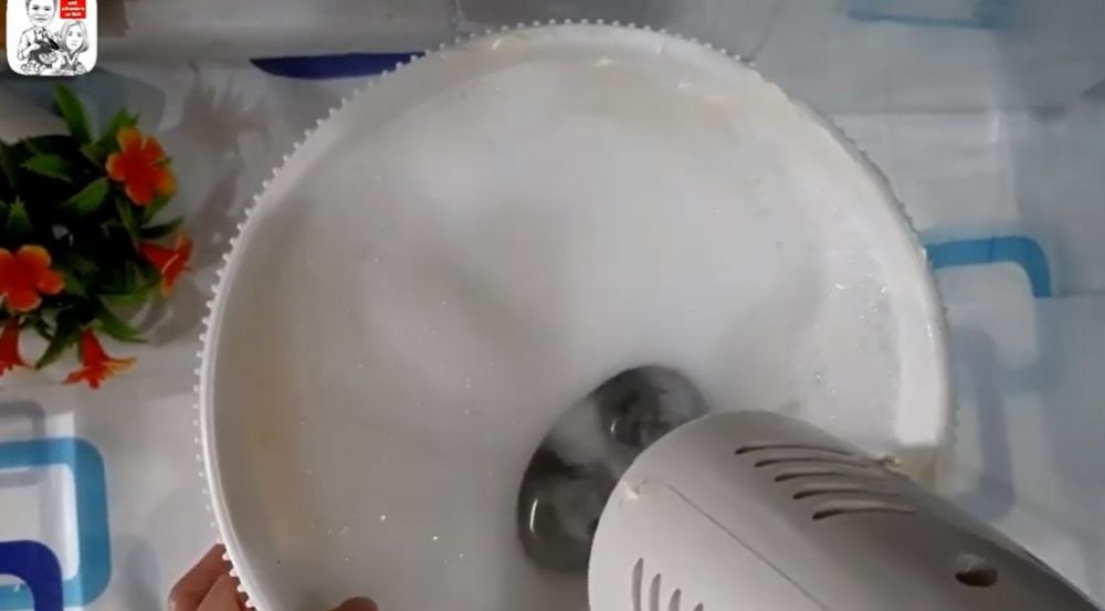 5 Cara cepat bersihkan hand mixer dari sisa adonan yang berminyak