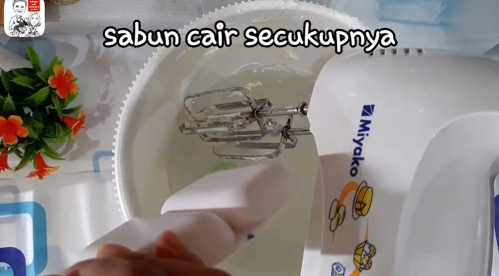 5 Cara cepat bersihkan hand mixer dari sisa adonan yang berminyak