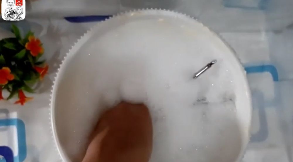 5 Cara cepat bersihkan hand mixer dari sisa adonan yang berminyak