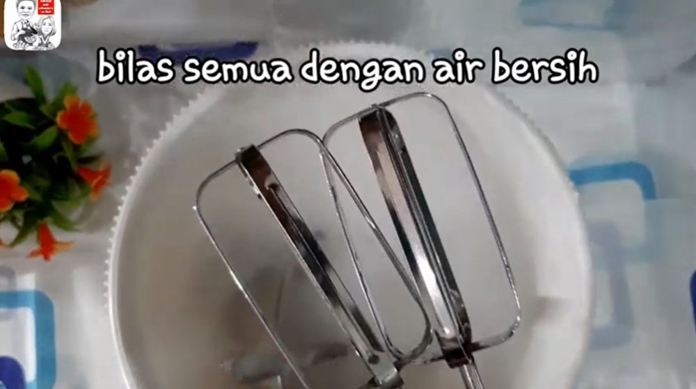 5 Cara cepat bersihkan hand mixer dari sisa adonan yang berminyak