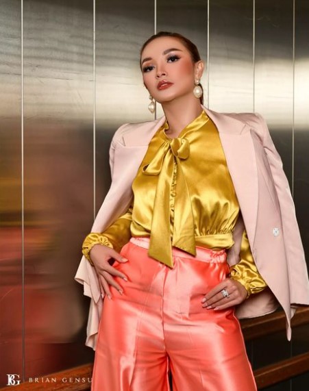 aksi panggung penyanyi tuai kontroversi © Instagram