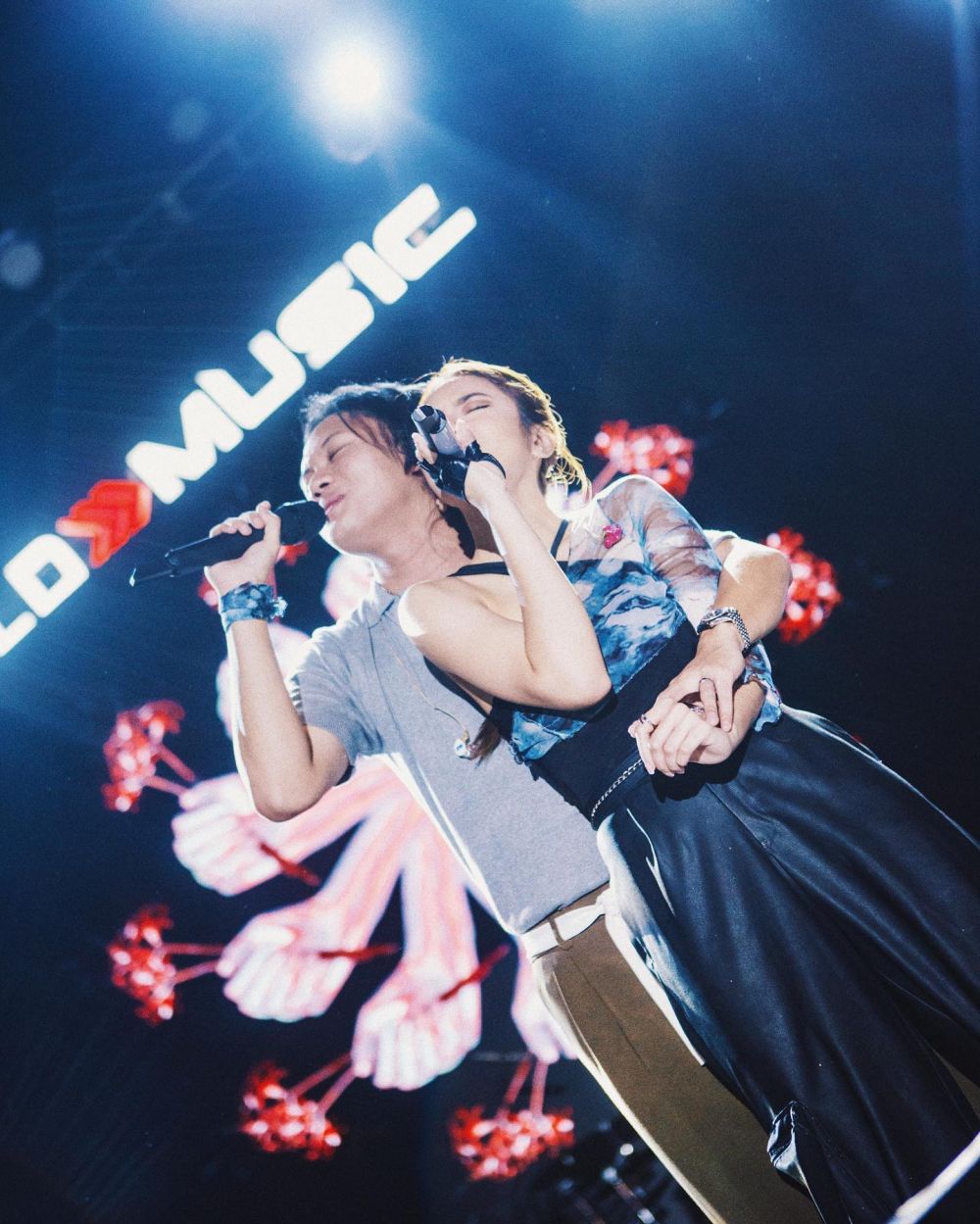 aksi panggung penyanyi tuai kontroversi © Instagram