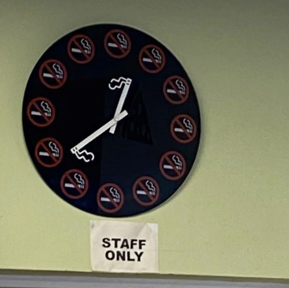 Potret nyeleneh angka di jam dinding © berbagai sumber