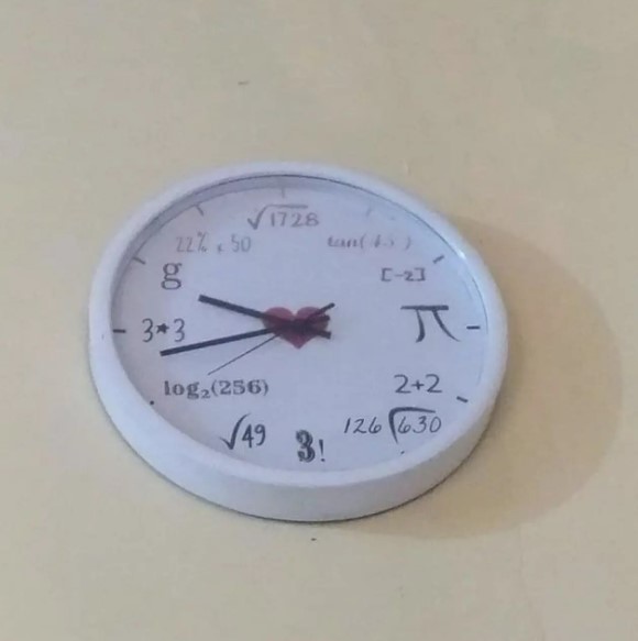 Potret nyeleneh angka di jam dinding © berbagai sumber