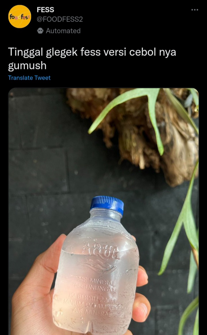 Kemasan air mineral versi mini ini bikin heboh, sekali minum habis