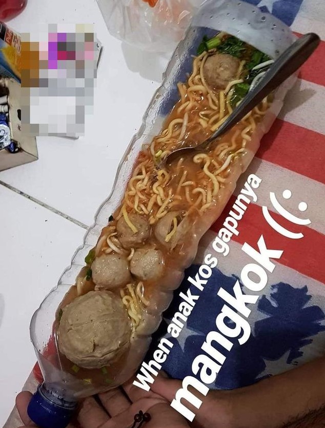 11 Potret orang pakai barang tak lazim saat makan Berbagai sumber