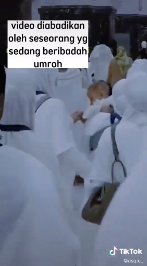 Lesty Kejora ibadah umrah usai KDRT © berbagai sumber