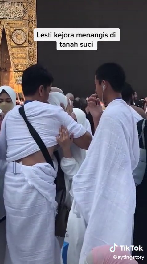 Lesty Kejora ibadah umrah usai KDRT © berbagai sumber Lesty Kejora ibadah umrah usai KDRT © berbagai sumber