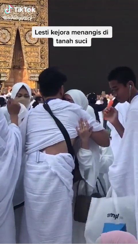 Lesty Kejora ibadah umrah usai KDRT © berbagai sumber Lesty Kejora ibadah umrah usai KDRT © berbagai sumber